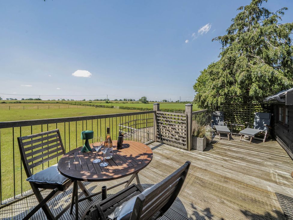 A terrace with a table and chairs at Hayloft Sleeps 3 with Enclosed terrace Dereham