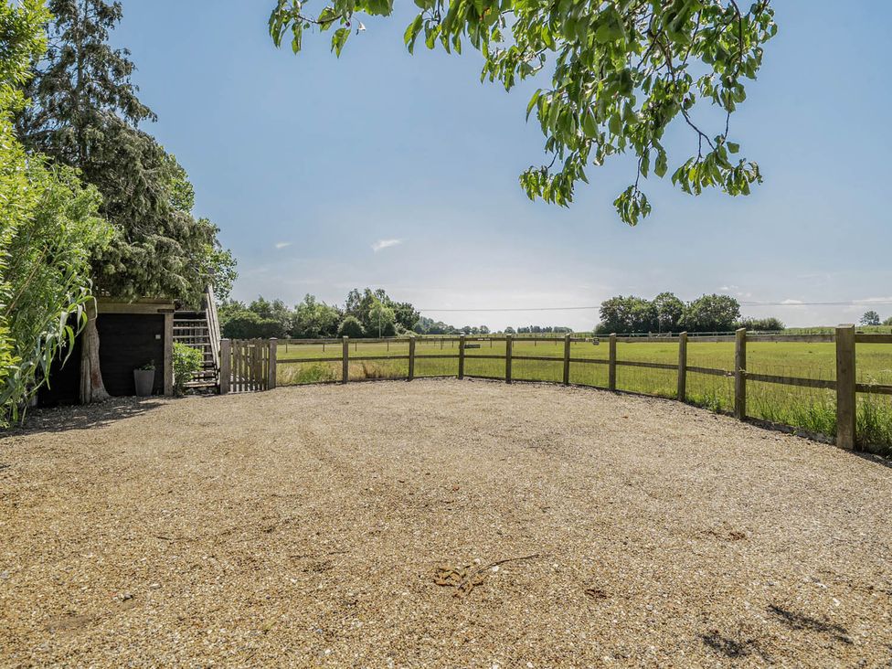 An outdoor area with gravel and a fence at Hayloft Sleeps 3 with Enclosed terrace Dereham