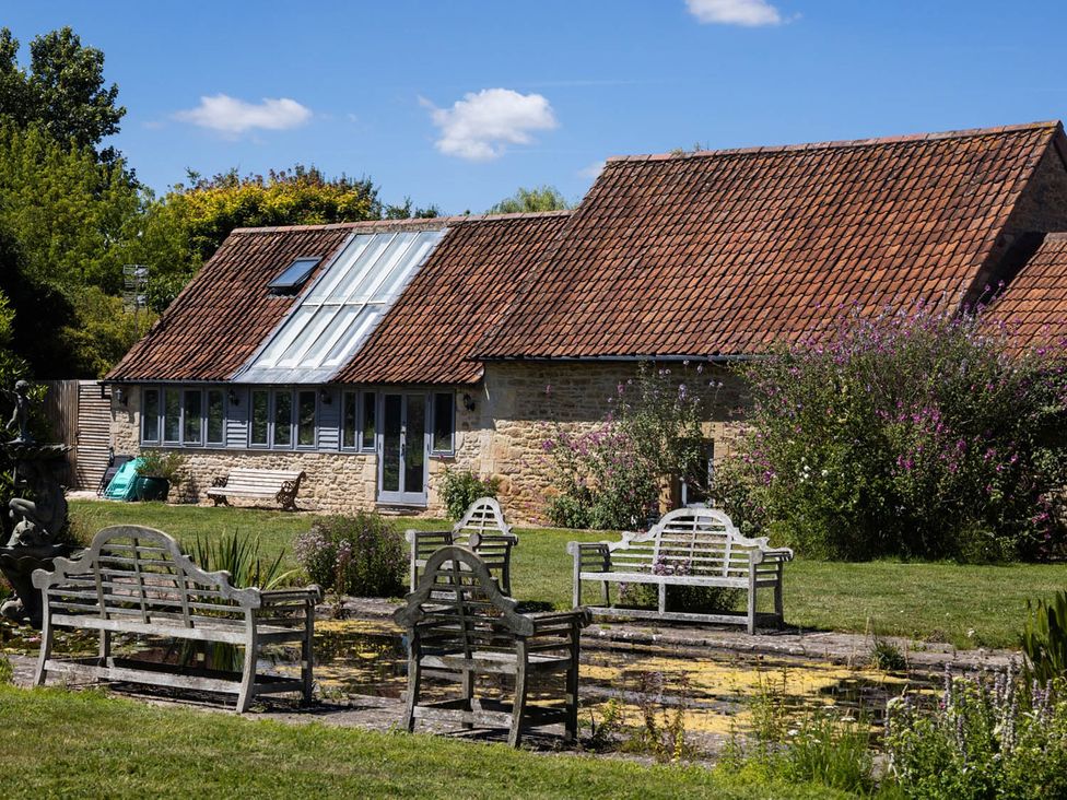 A cottage with gardens and benches at The Dovecote 3Bed Cottage Rowden Manor in Chippenham