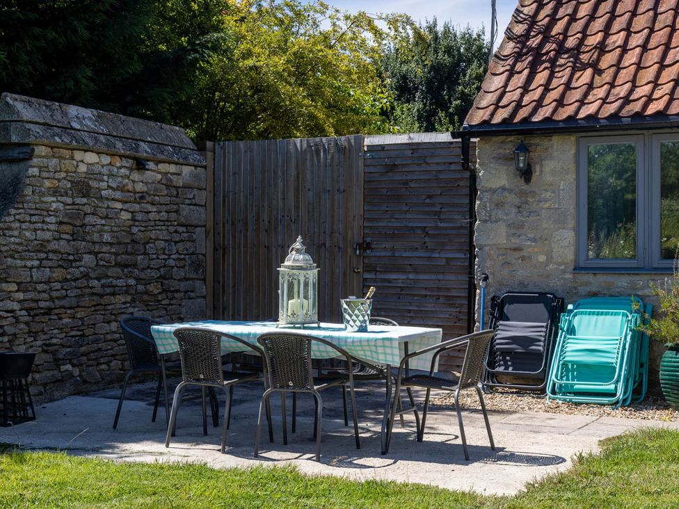 A garden with a table and chairs at The Dovecote 3Bed Cottage Rowden Manor in Chippenham