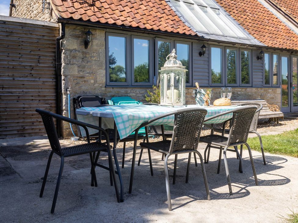 An outdoor dining area with a table and chairs at The Dovecote 3Bed Cottage Rowden Manor in Chippenham