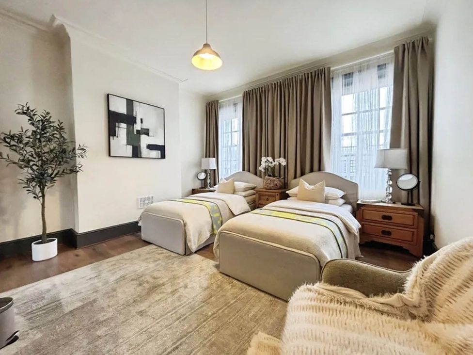 A bedroom with two beds and a nightstand at 3 Bedrooms in Central Tunbridge Wells Royal Tunbridge Wells