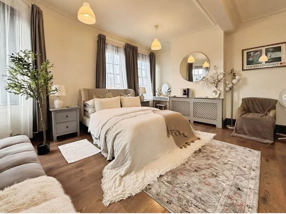 A bedroom with a bed and dressing table at 3 Bedrooms in Central Tunbridge Wells