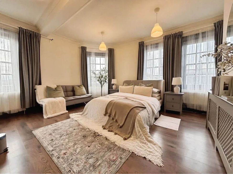 A bedroom with a bed and a sofa at 3 Bedrooms in Central Tunbridge Wells Royal Tunbridge Wells