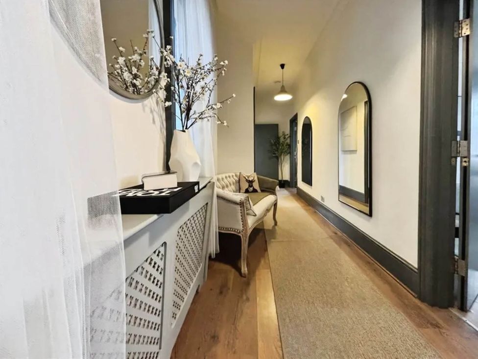A hallway with a sofa and a console table at 3 Bedrooms in Central Tunbridge Wells