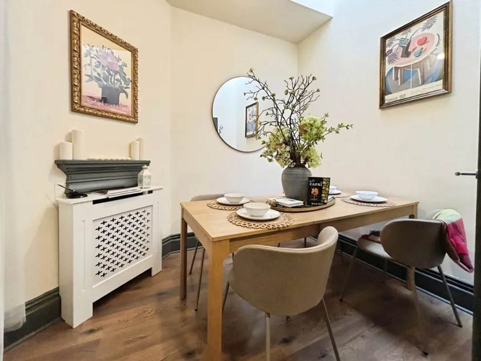 A dining room with a table and chairs at 3 Bedrooms in Central Tunbridge Wells