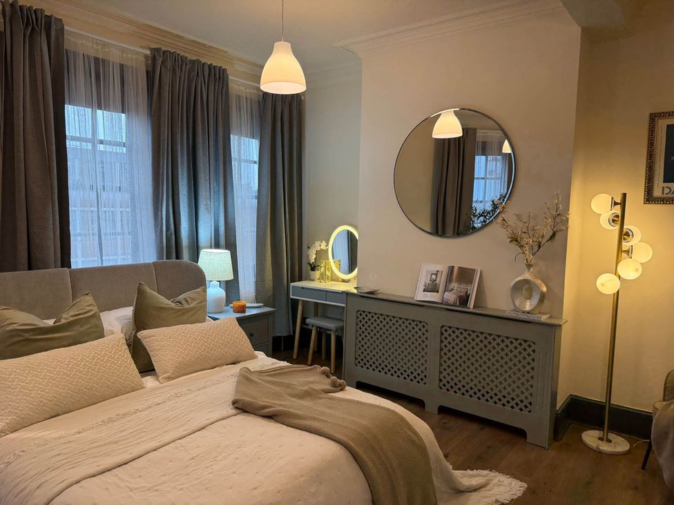 A bedroom with a bed, mirror, and desk at 3 Bedrooms in Central Tunbridge Wells in Royal Tunbridge Wells