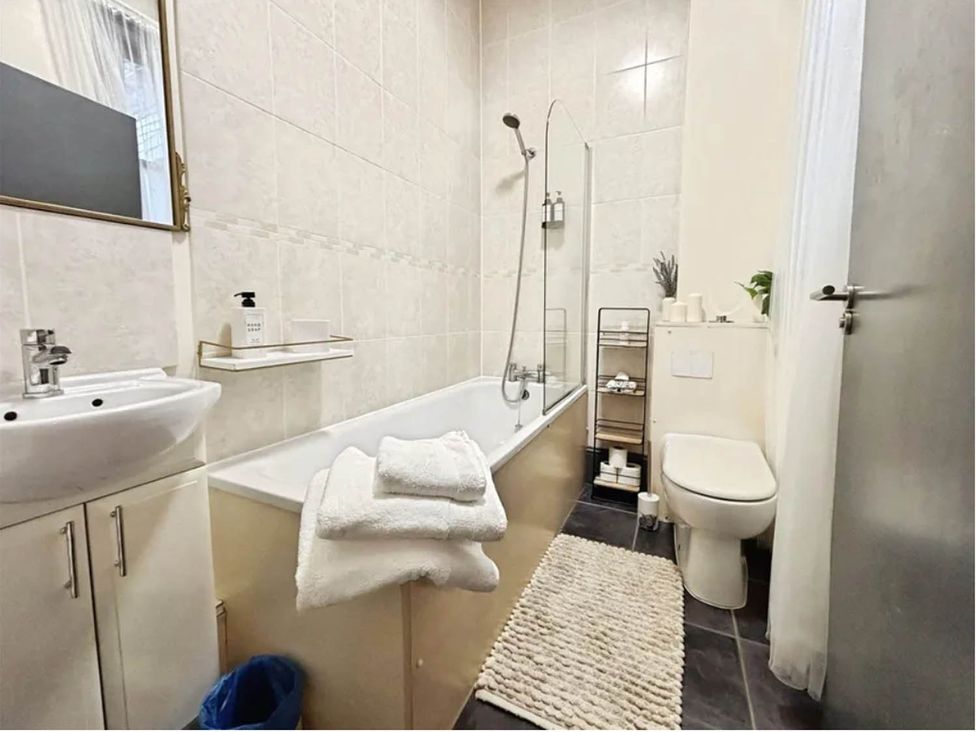 A bathroom with a bathtub and sink at 3 Bedrooms in Central Tunbridge Wells Royal Tunbridge Wells