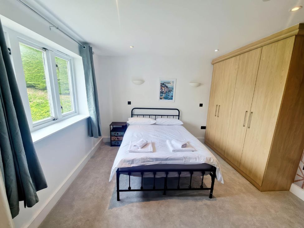 A bedroom with a bed and wardrobe at Apartment Sleeps 4 with Balcony and Parking, Kingsbridge