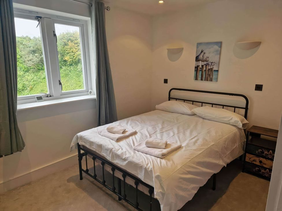 A bedroom with a bed and window at Apartment Sleeps 4 with Balcony and Parking, Kingsbridge