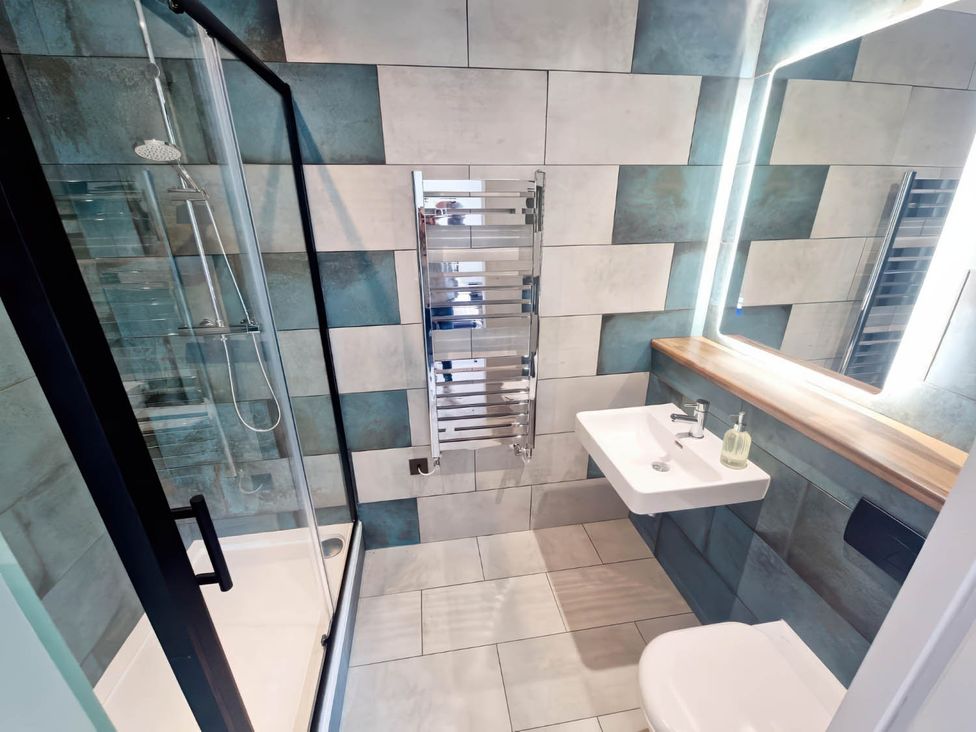 A bathroom with a shower, toilet, and sink at Apartment Sleeps 4 with Balcony and Parking in Kingsbridge