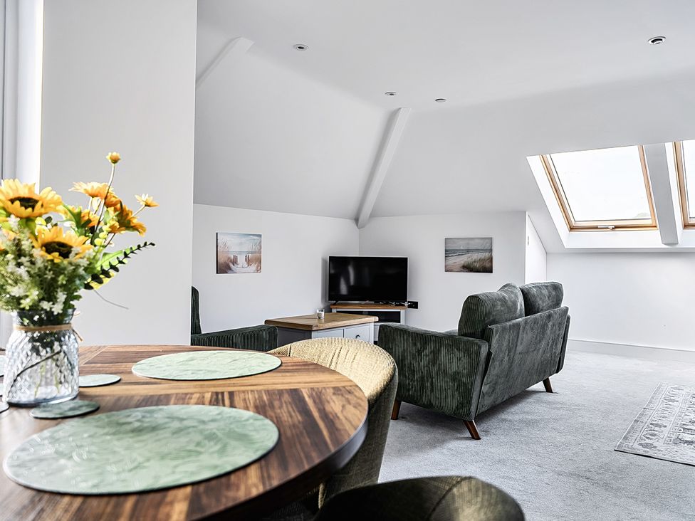 A living room with a dining table and sofa at Apartment Sleeps 4 with Balcony and Parking in Kingsbridge