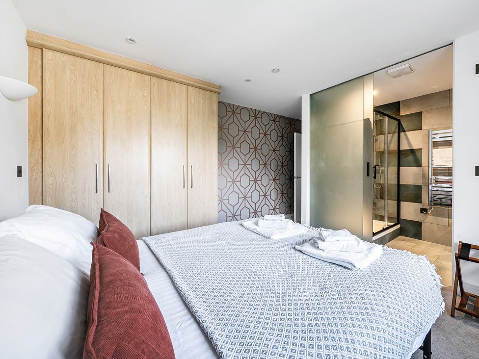 A bedroom with a bed and a shower at Apartment Sleeps 4 with Balcony and Parking in Kingsbridge
