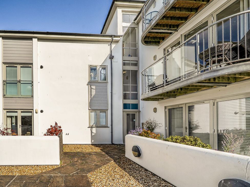 An outdoor area with balconies and windows at Apartment Sleeps 4 with Balcony and Parking, Kingsbridge