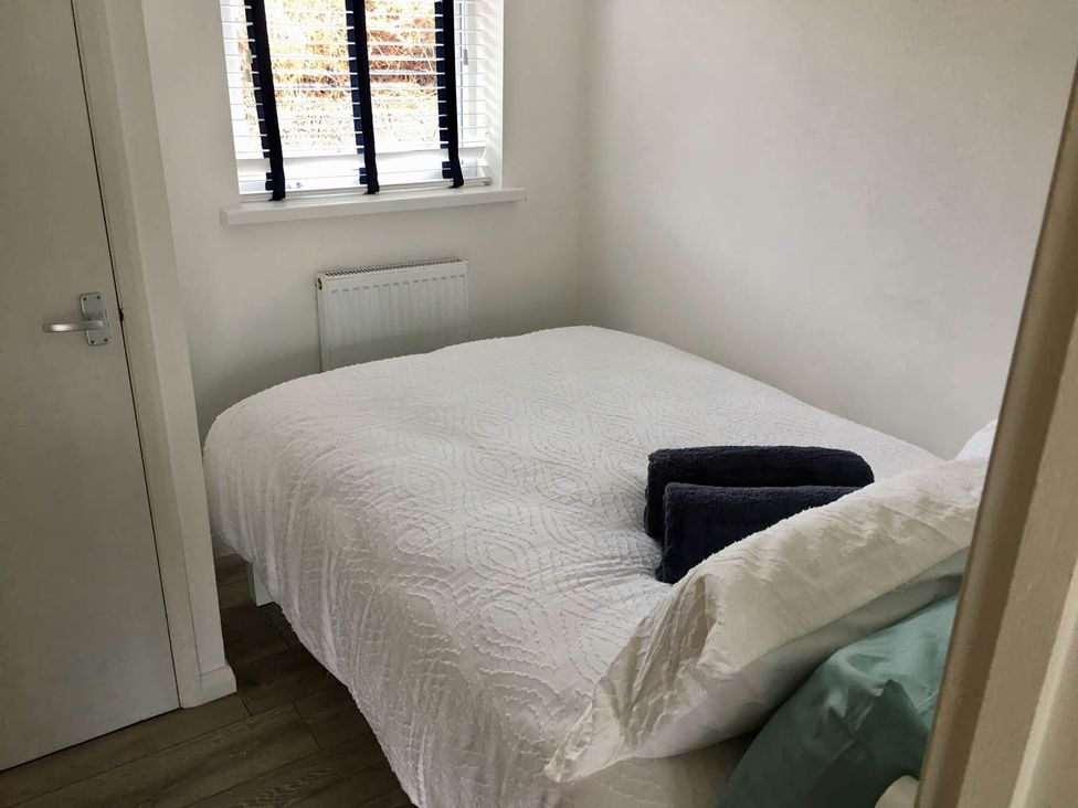 A bedroom with a bed and towels at Torpoint Apartment Sleeps4 Seaside Parking in Downderry