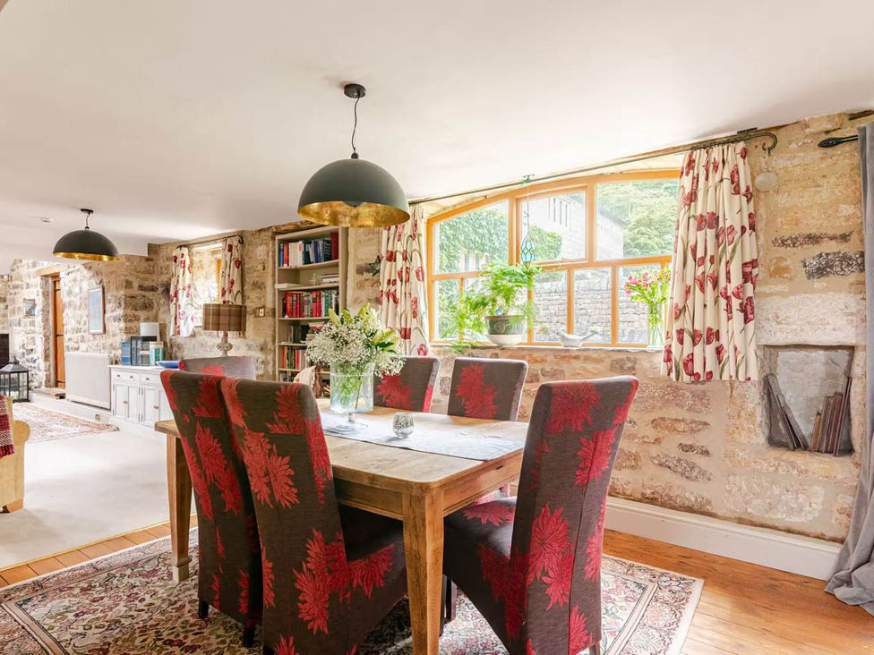 A dining room with a table and chairs at Dowgill 3Bed Barn Sleeps 7 Hot Tub Parking Near Summerbridge