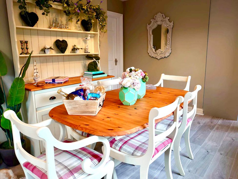 A dining room with a table and chairs at Cottage Sleep 4 Pet Friendly Enclosed Garden Rollesby, near Scratby
