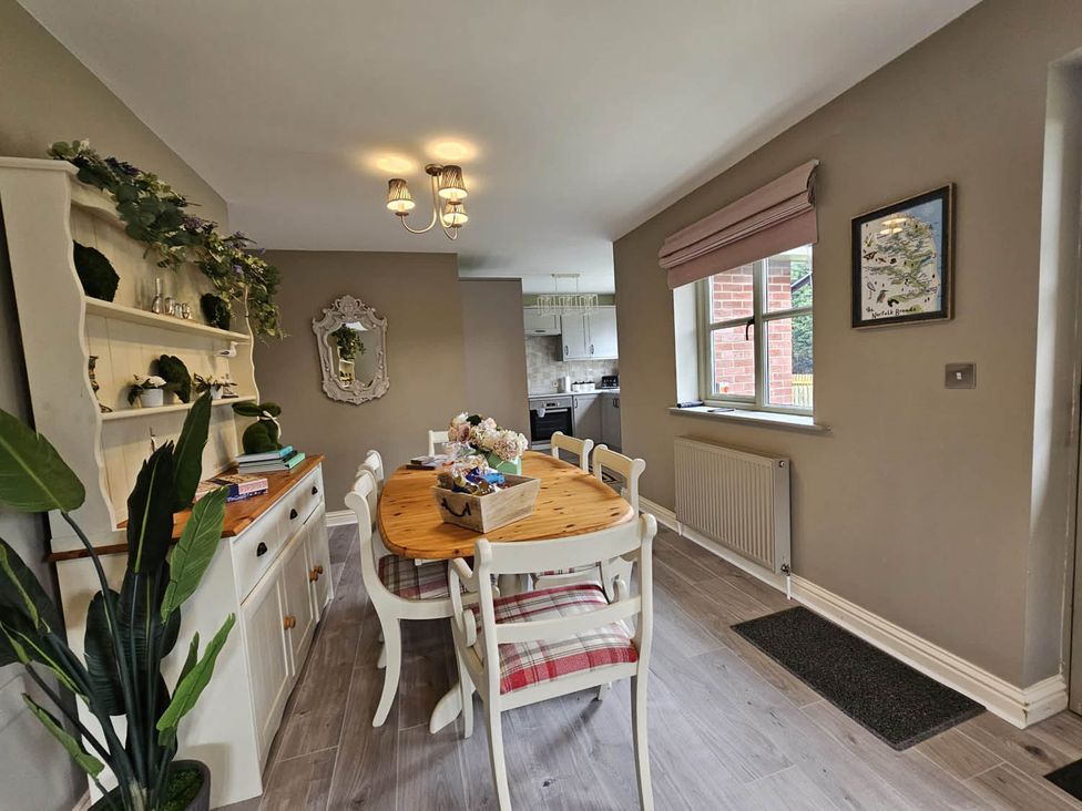 A dining room with a table and chairs at Cottage Sleep 4 Pet Friendly Enclosed Garden Rollesby, near Scratby