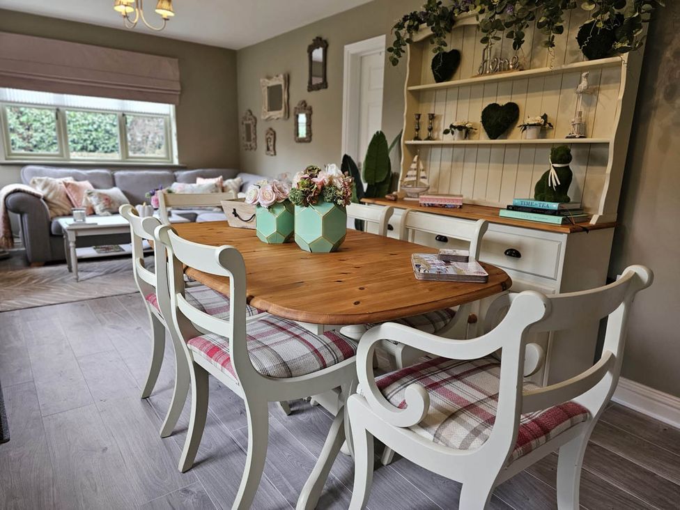 A dining room with a table and chairs at Cottage Sleep 4 Pet Friendly Enclosed Garden Rollesby, near Scratby