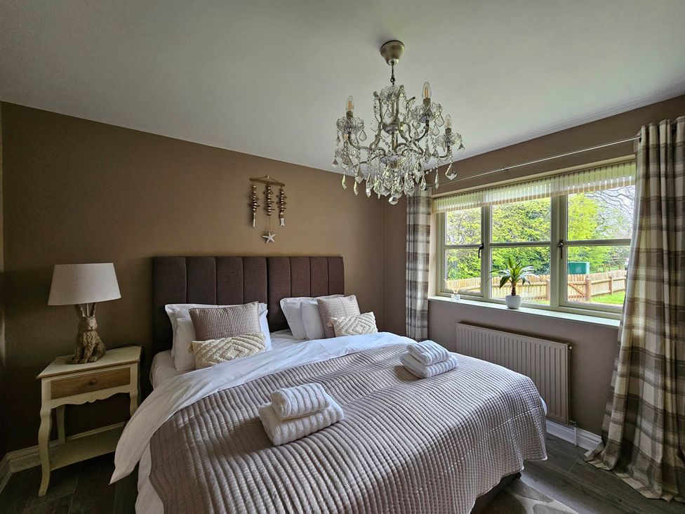 A bedroom with a double bed and a window at Cottage Sleep 4 Pet Friendly Enclosed Garden Rollesby, near Scratby