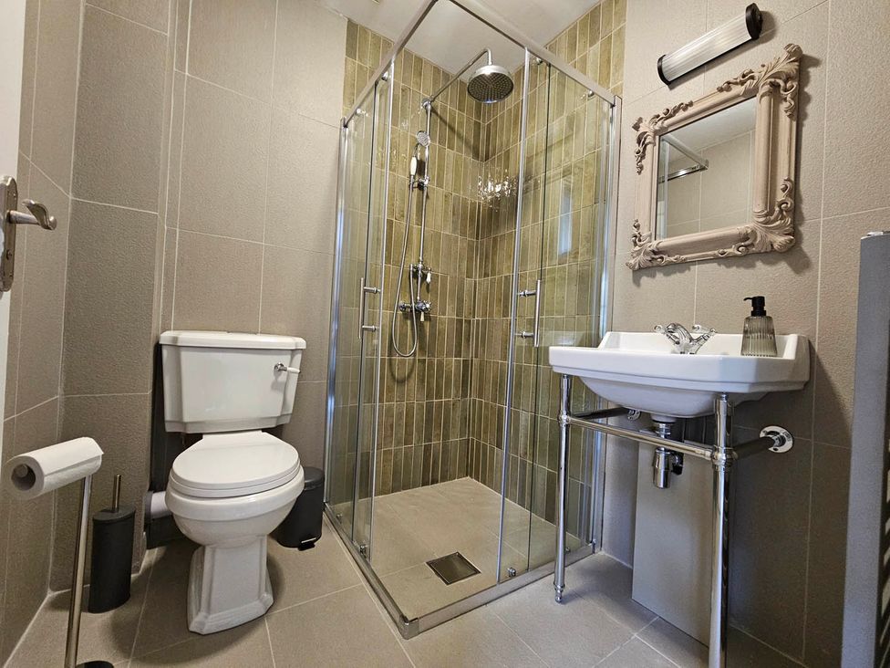 A bathroom with a shower, toilet, and sink at Cottage Sleep 4 Pet Friendly Enclosed Garden Rollesby, near Scratby