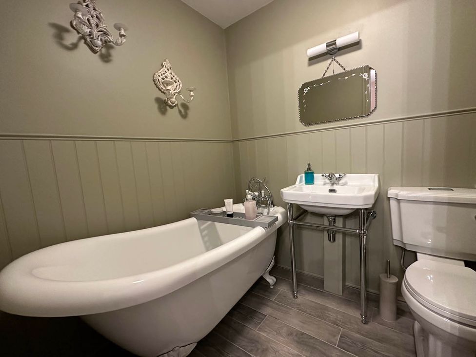 A bathroom with bathtub, sink, and toilet at Cottage Sleep 4 Pet Friendly Enclosed Garden, Rollesby, near Scratby