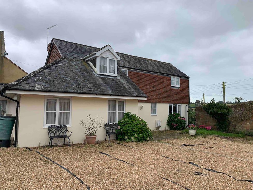 A house with gravel area and plants at 2Bedroom Cottage with 2 Ensuites Sleeps 6 Wifi Near Rye
