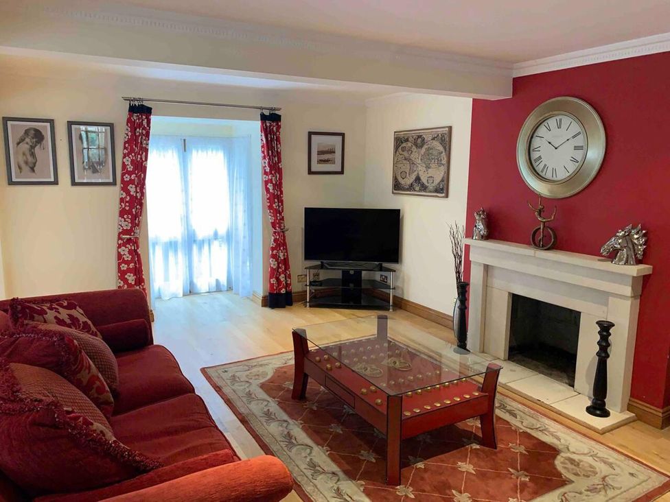 A living room with a sofa and television at 2Bedroom Cottage with 2 Ensuites Sleeps 6 Wifi Near Rye