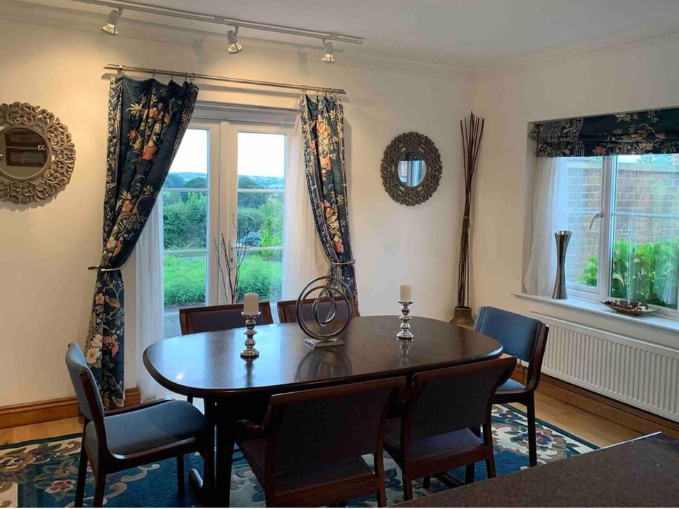 A dining room with a table and chairs at 2Bedroom Cottage with 2 Ensuites Sleeps 6 Wifi Near Rye