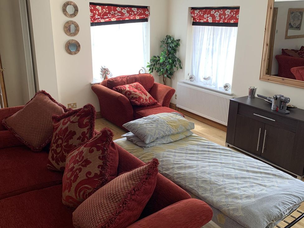 A living room with a sofa and a table at 2Bedroom Cottage with 2 Ensuites Sleeps 6 Wifi Near Rye