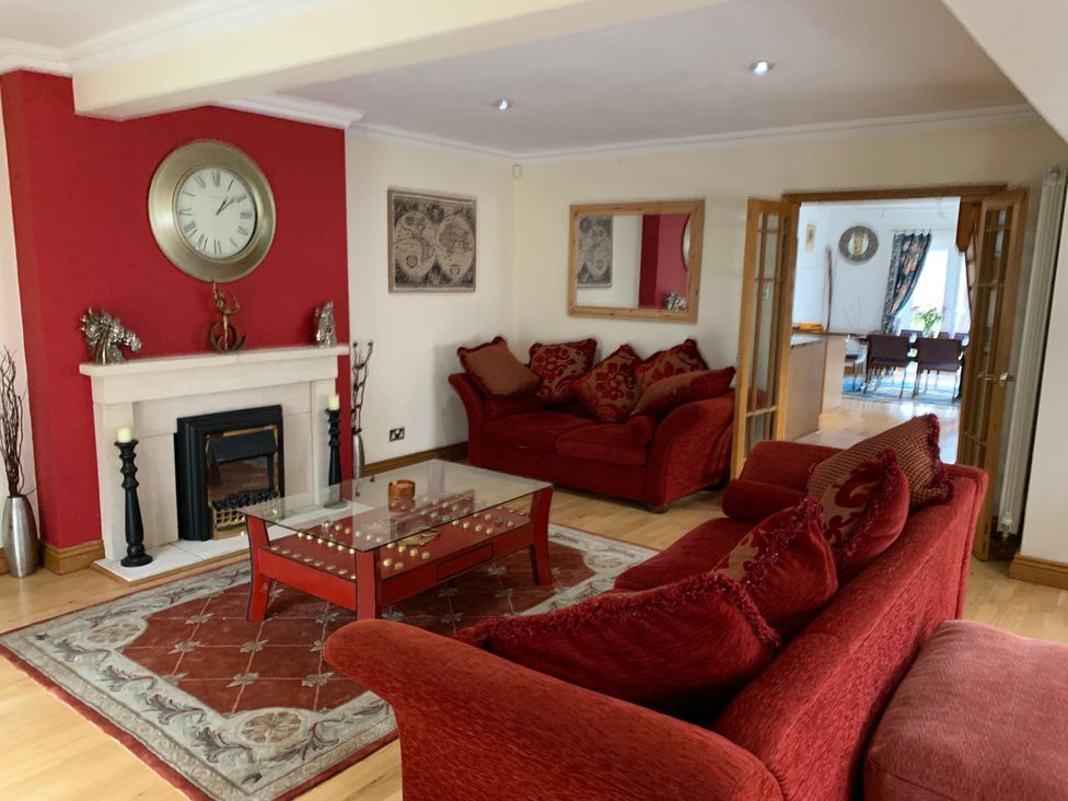 A living room with a coffee table and a fireplace at 2Bedroom Cottage with 2 Ensuites Sleeps 6 Wifi Near Rye
