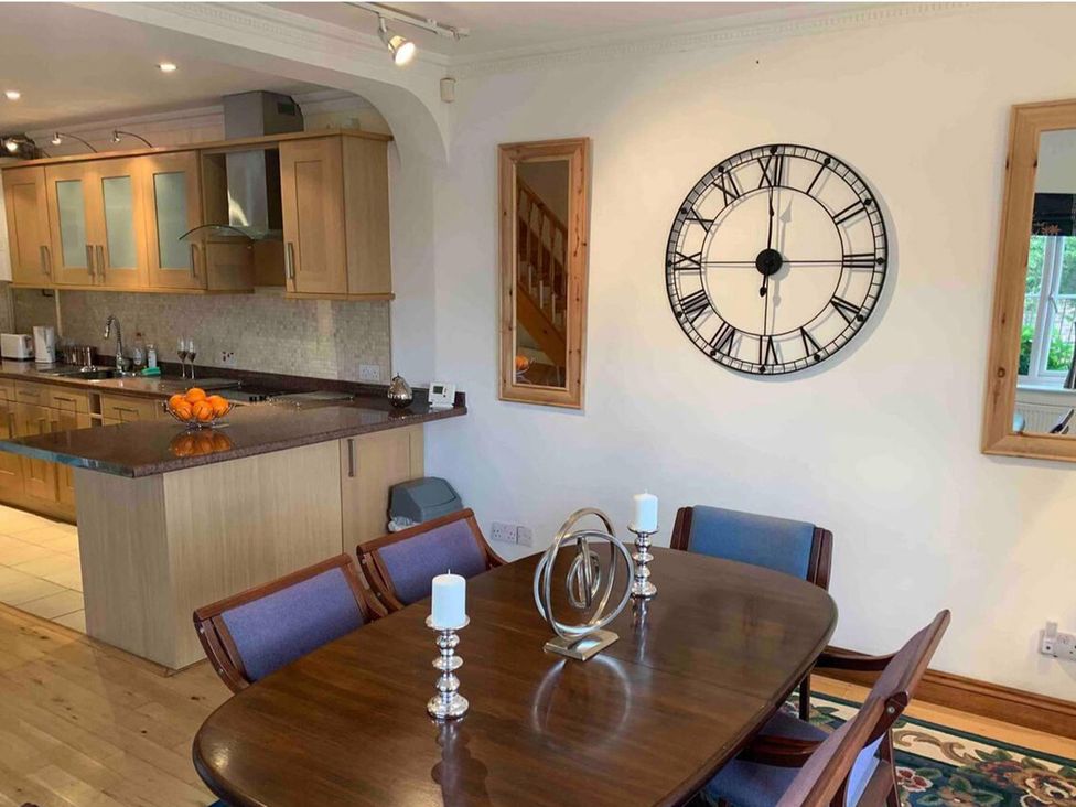 A dining room with a table and chairs at 2Bedroom Cottage with 2 Ensuites Sleeps 6 Wifi Near Rye