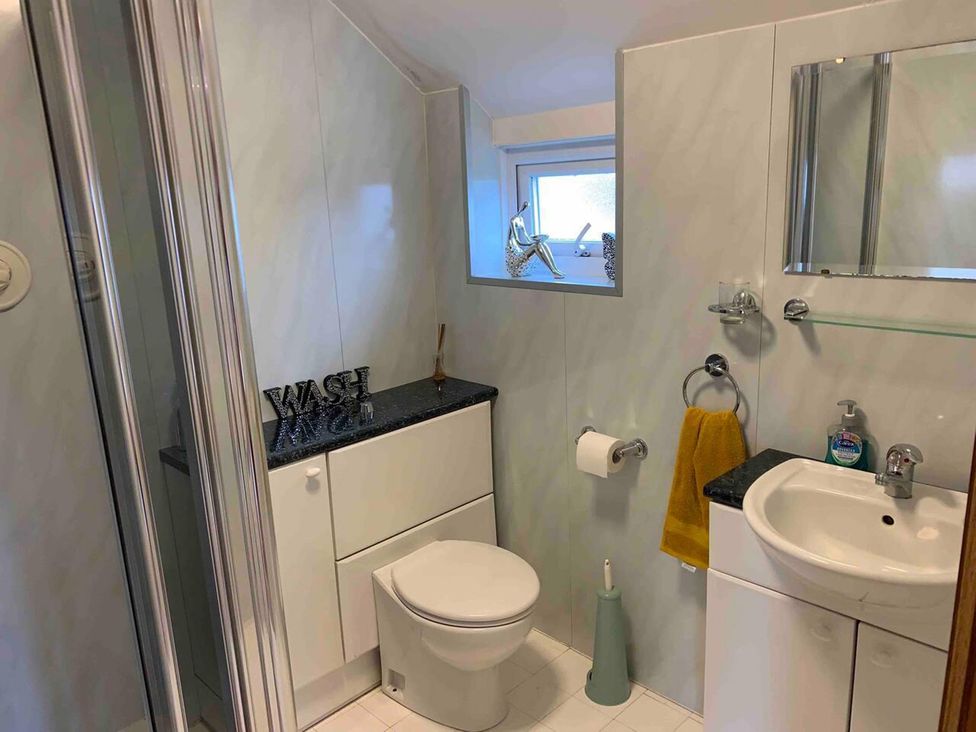 A bathroom with a sink and shower at 2Bedroom Cottage with 2 Ensuites Sleeps 6 Wifi Near Rye