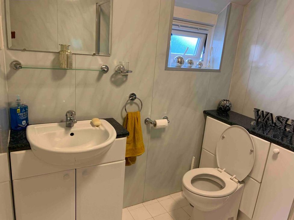 A bathroom with a sink and toilet at 2Bedroom Cottage with 2 Ensuites Sleeps 6 Wifi Near Rye