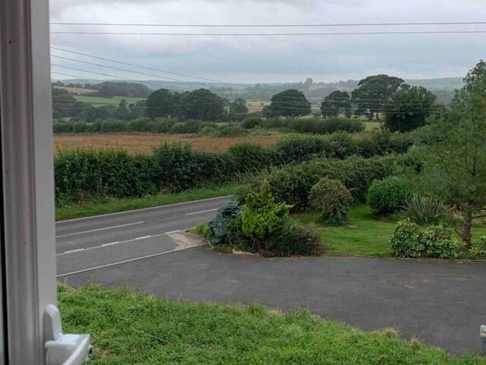 A view of a road and fields with trees at 2Bedroom Cottage with 2 Ensuites Sleeps 6 Wifi Near Rye