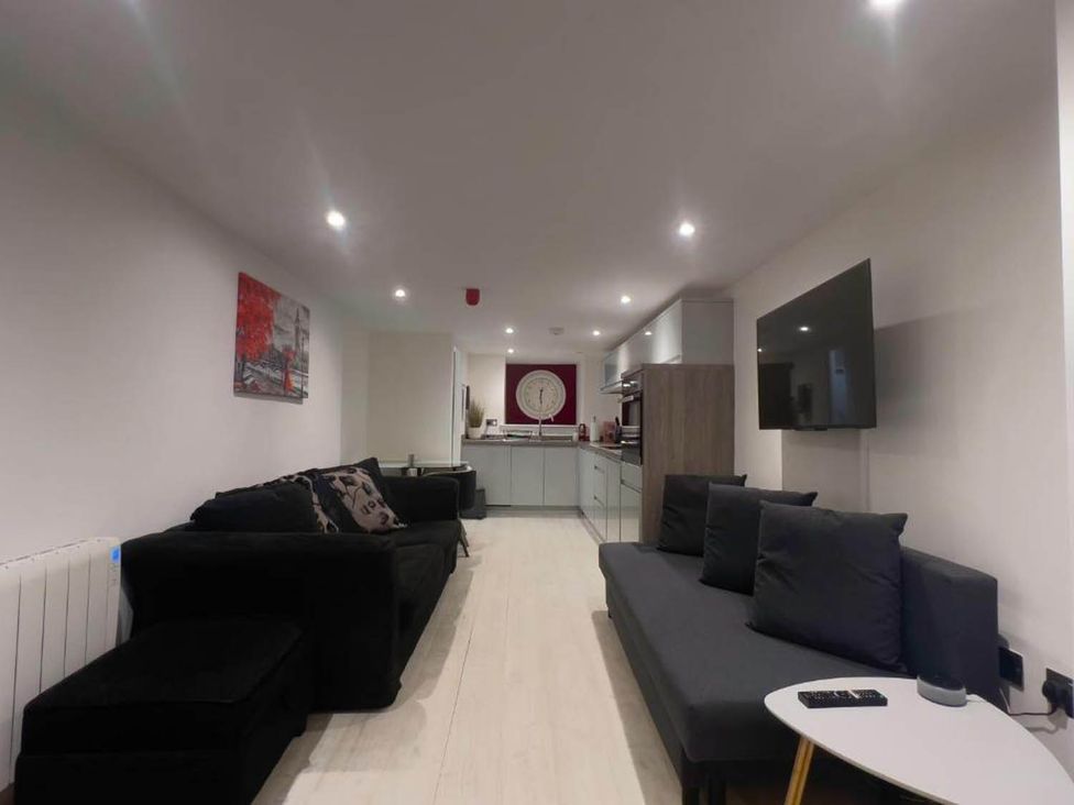 A living room with a television and kitchen in Family Friendly Apt Sleeps 6 Station Close Royal Tunbridge Wells