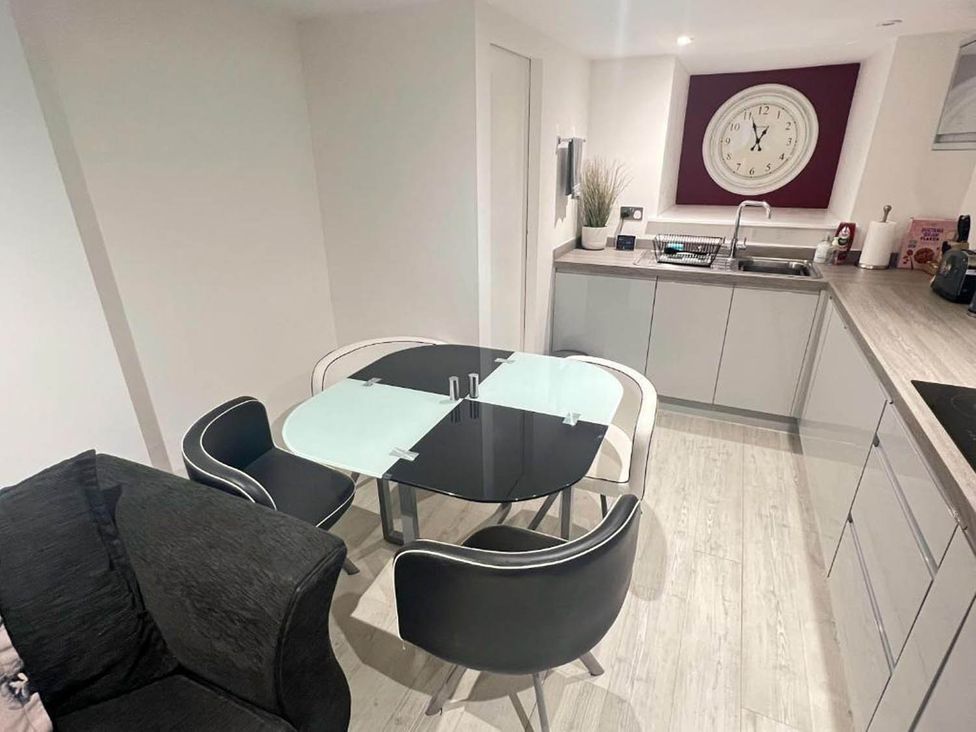 A kitchen with a table and chairs at Family Friendly Apt Sleeps 6 Station Close Royal Tunbridge Wells