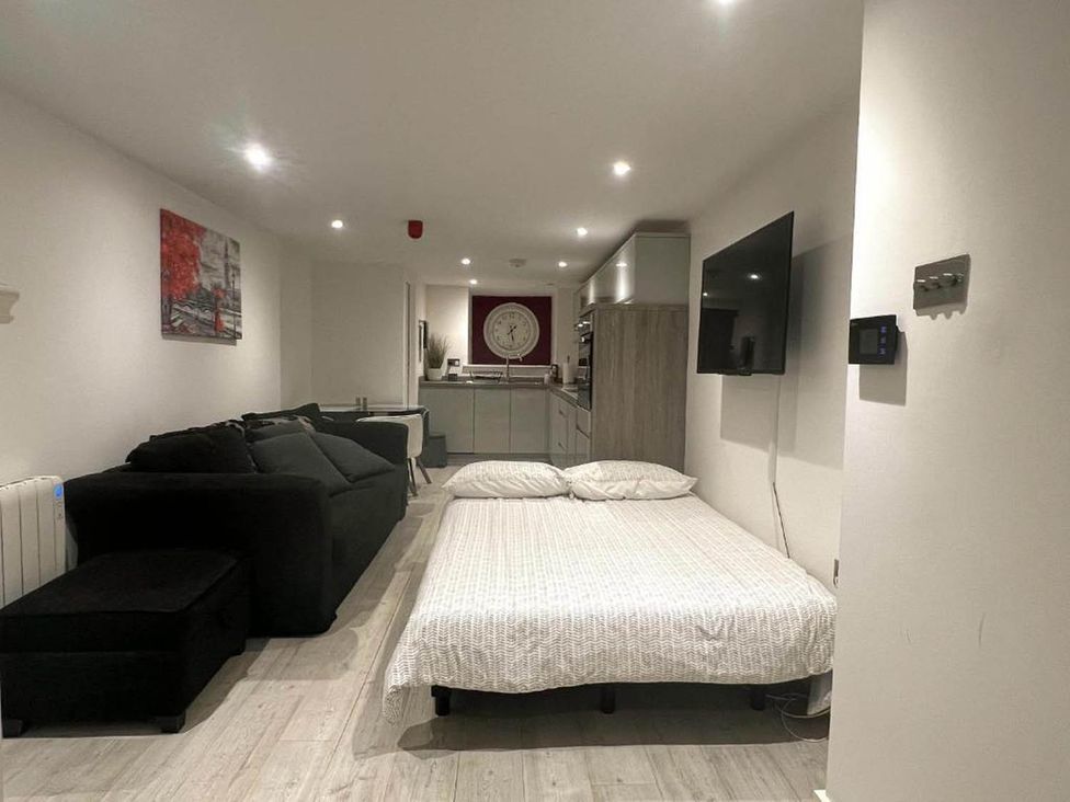 A living room with a sofa and television at Family Friendly Apt Sleeps 6 Station Close in Royal Tunbridge Wells