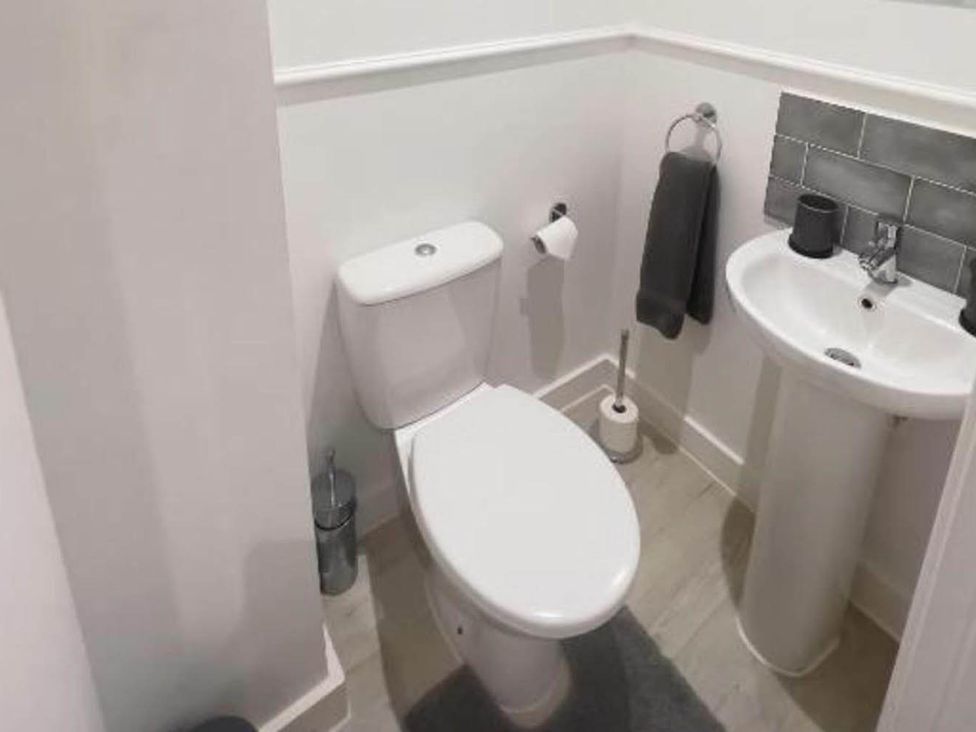 A bathroom with a toilet and sink at Family Friendly Apt Sleeps 6 Station Close Royal Tunbridge Wells