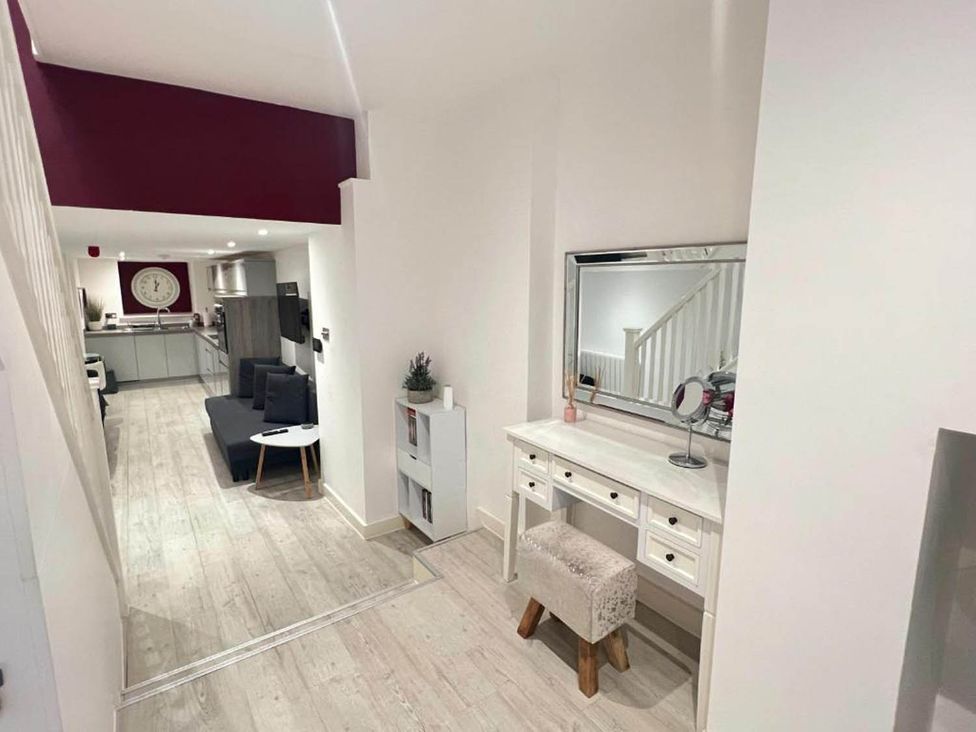 A living room featuring a vanity table and sofa at Family Friendly Apt Sleeps 6 Station Close in Royal Tunbridge Wells