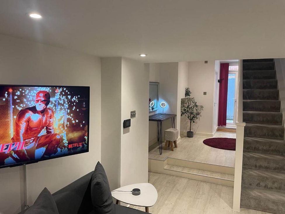 A living room with a television and sofa at Family Friendly Apt Sleeps 6 Station Close Royal Tunbridge Wells