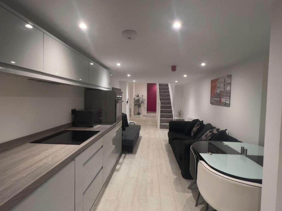 A living room with a kitchen counter and sofa at Family Friendly Apt Sleeps 6 Station Close, Royal Tunbridge Wells