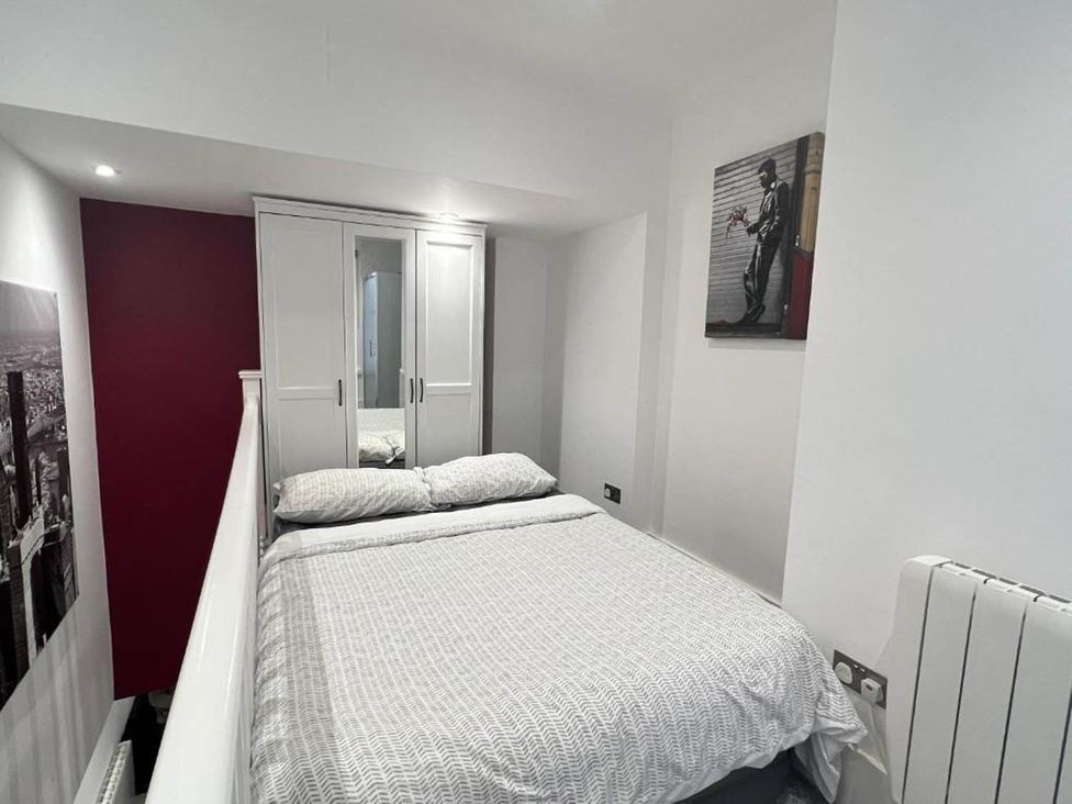 A bedroom with a bed and wardrobe at Family Friendly Apt Sleeps 6 Station Close in Royal Tunbridge Wells