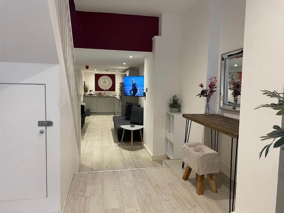 A hallway with a sofa and table at Family Friendly Apt Sleeps 6 Station Close Royal Tunbridge Wells