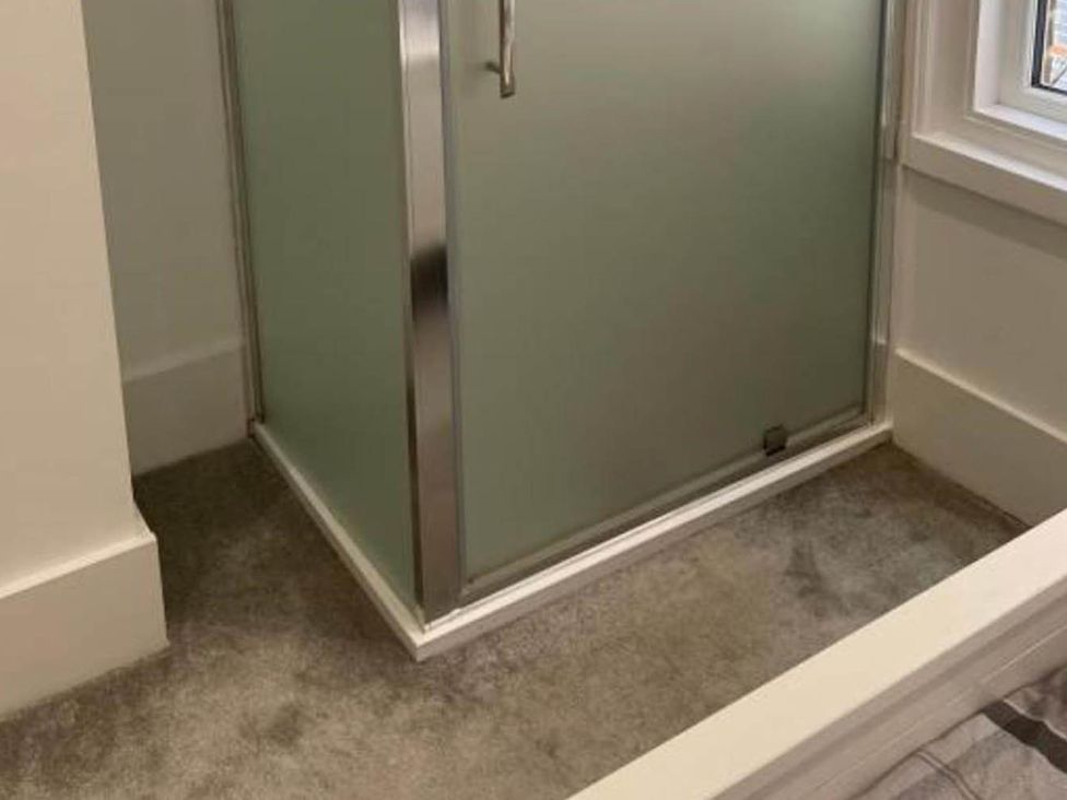 A shower enclosure in a bathroom at Family Friendly Apt Sleeps 6 Station Close Royal Tunbridge Wells