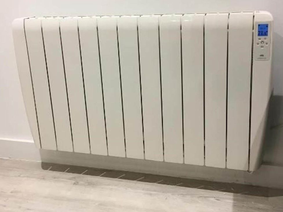 A white radiator on a wall at Family Friendly Apt Sleeps 6 Station Close Royal Tunbridge Wells