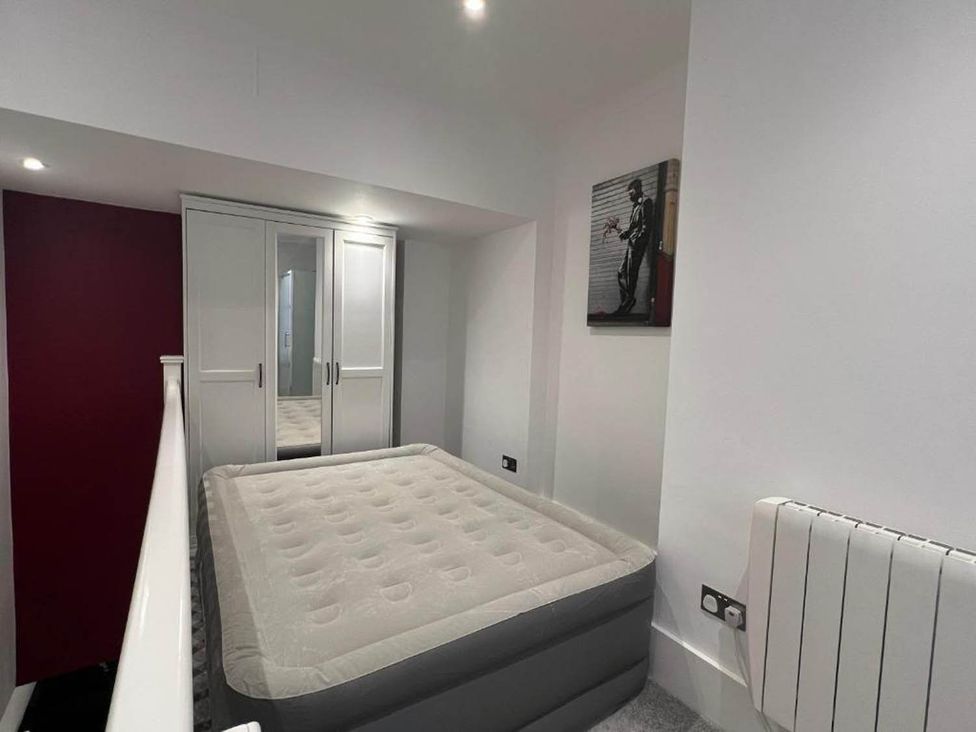 A bedroom with a bed and wardrobe at Family Friendly Apt Sleeps 6 Station Close in Royal Tunbridge Wells