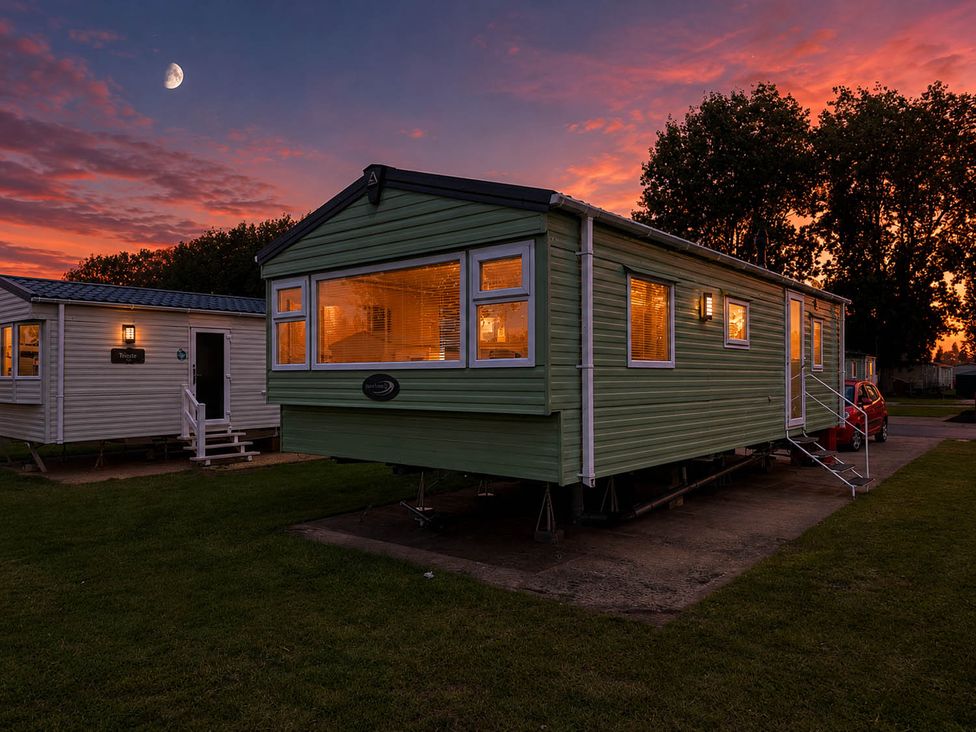 A green caravan at Billing Aquadrome Holiday Park 2bed Caravan Northampton