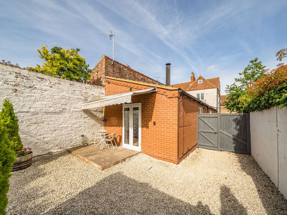 A garden with a brick wall and gravel surface at Cozy Cottage sleeps 4 in Barton upon Humber