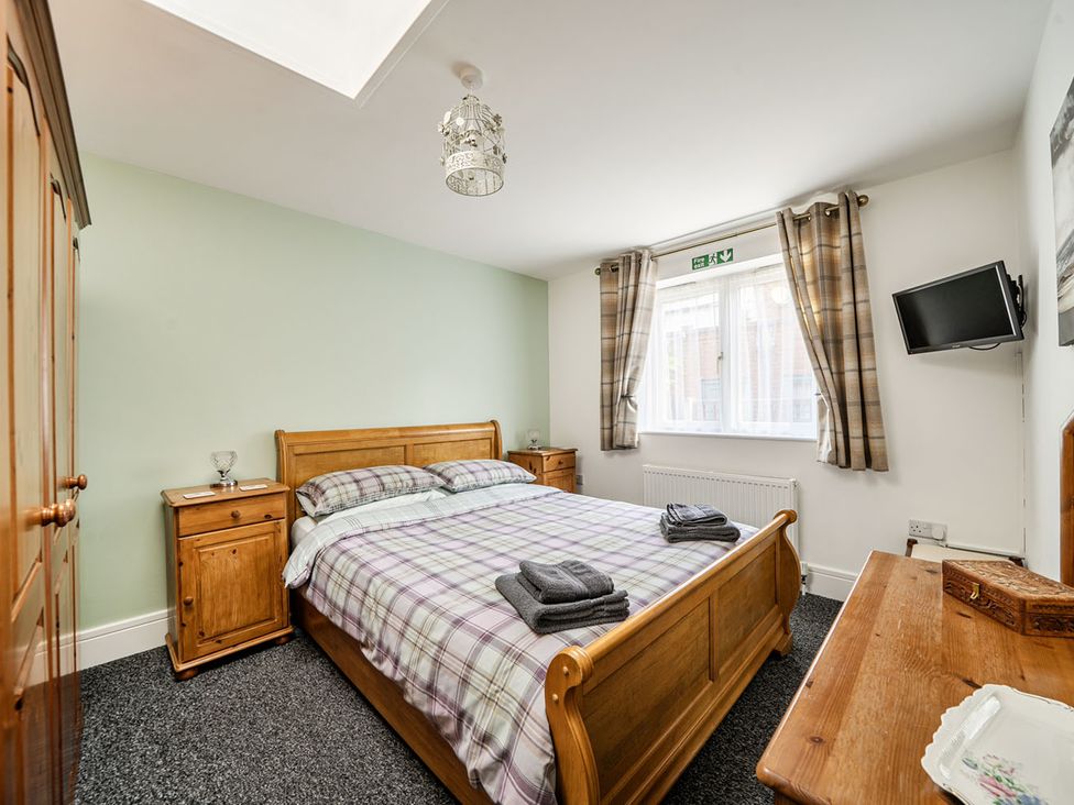 A bedroom with a bed and wardrobe at Cozy Cottage sleeps 4 in Barton upon Humber